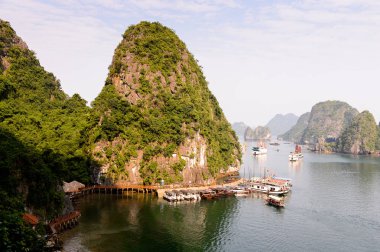Ha Long Bay, Vietnam - 23 Eylül 2014: Halong körfezi üzerinde güzel manzara, Vietnam. Unesco Dünya Mirası