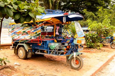 Luang Prabang, Laos - 25 Eylül 2014: Luang Prabang'de bir taksi tuk-tuk'un yakın görünümü, yerel ulaşım yolu