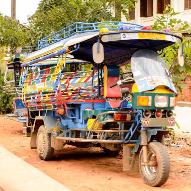 Luang Prabang, Laos - 25 Eylül 2014: Luang Prabang'de bir taksi tuk-tuk'un yakın görünümü, yerel ulaşım yolu