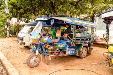Luang Prabang, Laos - 25 Eylül 2014: Luang Prabang'de bir taksi tuk-tuk'un yakın görünümü, yerel ulaşım yolu