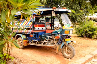 Luang Prabang, Laos - 25 Eylül 2014: Luang Prabang'de bir taksi tuk-tuk'un yakın görünümü, yerel ulaşım yolu