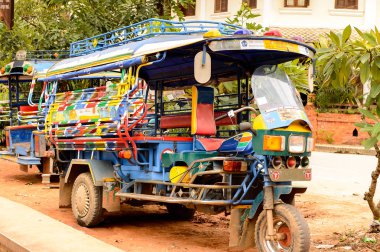 Luang Prabang, Laos - 25 Eylül 2014: Luang Prabang'de bir taksi tuk-tuk'un yakın görünümü, yerel ulaşım yolu