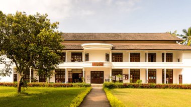 Luang Prabang, Laos - 26 Eylül 2014: Luang Prabang, Laos Ulusal müze kompleksinin konferans salonu. Unesco Dünya Mirası'nın bir parçası