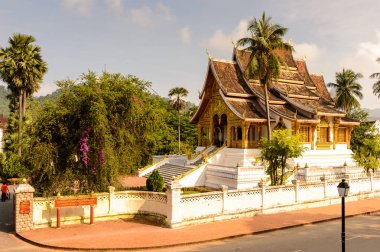 Luang Prabang, Laos - 26 Eylül 2014: Luang Prabang Ulusal müze kompleksinin Haw Pha Bang Buddha tapınağı, Laos. Unesco Dünya Mirası'nın bir parçası