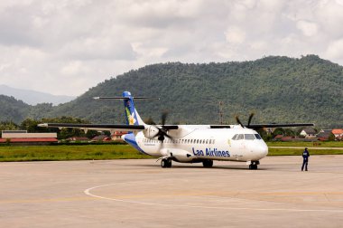 Luang Prabang, Laos - 26 Eylül 2014: Luang Prabang Uluslararası Havaalanı'nda Lao Airlines uçağı. Lao Airlines State Enterprise, Laos'un ulusal havayolu şirketidir.
