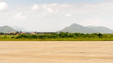 Luang Prabang, Laos - 26 Eylül 2014: Lao Airlines Airbus uçağı Luang Prabang Uluslararası Havaalanı'nda kalkıyor. Lao Airlines State Enterprise, Laos'un ulusal havayolu şirketidir.