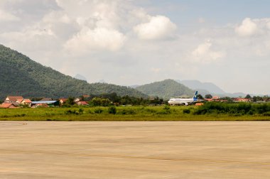 Luang Prabang, Laos - 26 Eylül 2014: Lao Airlines Airbus uçağı Luang Prabang Uluslararası Havaalanı'nda kalkıyor. Lao Airlines State Enterprise, Laos'un ulusal havayolu şirketidir.