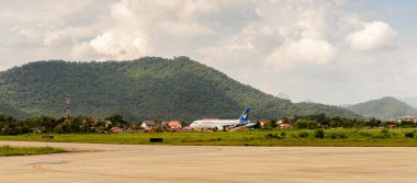 Luang Prabang, Laos - 26 Eylül 2014: Lao Airlines Airbus uçağı Luang Prabang Uluslararası Havaalanı'nda kalkıyor. Lao Airlines State Enterprise, Laos'un ulusal havayolu şirketidir.