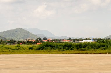 Luang Prabang, Laos - 26 Eylül 2014: Lao Airlines Airbus uçağı Luang Prabang Uluslararası Havaalanı'nda kalkıyor. Lao Airlines State Enterprise, Laos'un ulusal havayolu şirketidir.
