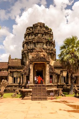 Angkor, Siem Reap Province, Kamboçya - 27 Eylül 2014: Tanımlanamayan turistler Angkor Wat, dünyanın en büyük dini anıt, Unesco Dünya Mirası topraklarında yürümek