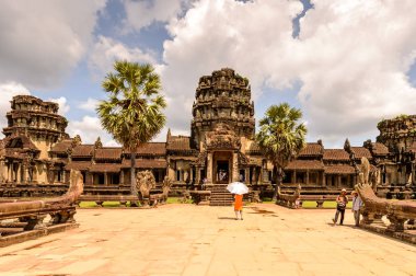Angkor, Siem Reap Province, Kamboçya - 27 Eylül 2014: Tanımlanamayan turistler Angkor Wat, dünyanın en büyük dini anıt, Unesco Dünya Mirası topraklarında yürümek