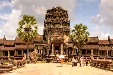 Angkor, Siem Reap Province, Kamboçya - 27 Eylül 2014: Tanımlanamayan turistler Angkor Wat, dünyanın en büyük dini anıt, Unesco Dünya Mirası topraklarında yürümek