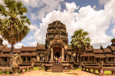 Angkor, Siem Reap Province, Kamboçya - 27 Eylül 2014: Tanımlanamayan turistler Angkor Wat, dünyanın en büyük dini anıt, Unesco Dünya Mirası topraklarında yürümek