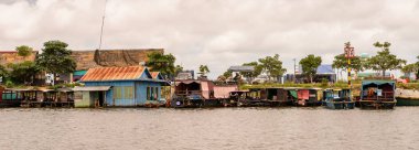 Lake Tonle Sap, Combodia - 28 Eylül 2014: Tonle Sap üzerinde Yüzen köy Chong Knies. Tonle Sap Gölü, 1997'den beri Unesco biyosferi olan Güneydoğu Asya'nın en büyük tatlı su gölüdür.
