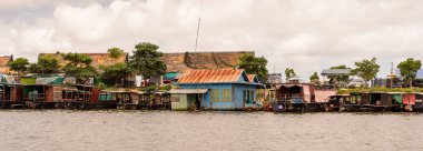 Lake Tonle Sap, Combodia - 28 Eylül 2014: Tonle Sap üzerinde Yüzen köy Chong Knies. Tonle Sap Gölü, 1997'den beri Unesco biyosferi olan Güneydoğu Asya'nın en büyük tatlı su gölüdür.