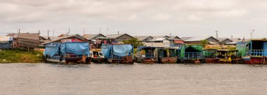 Lake Tonle Sap, Combodia - 28 Eylül 2014: Tonle Sap renkli tekneler. Tonle Sap Gölü, 1997'den beri Unesco biyosferi olan Güneydoğu Asya'nın en büyük tatlı su gölüdür.