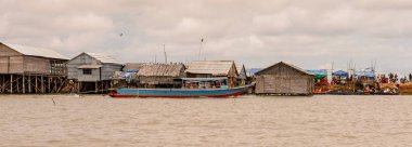 Lake Tonle Sap, Combodia - 28 Eylül 2014: Tonle Sap'daki evler. Tonle Sap Gölü, 1997'den beri Unesco biyosferi olan Güneydoğu Asya'nın en büyük tatlı su gölüdür.