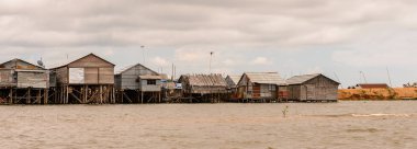 Lake Tonle Sap, Combodia - 28 Eylül 2014: Tonle Sap'daki evler. Tonle Sap Gölü, 1997'den beri Unesco biyosferi olan Güneydoğu Asya'nın en büyük tatlı su gölüdür.