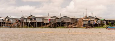 Lake Tonle Sap, Combodia - 28 Eylül 2014: Tonle Sap'daki evler. Tonle Sap Gölü, 1997'den beri Unesco biyosferi olan Güneydoğu Asya'nın en büyük tatlı su gölüdür.