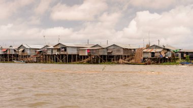 Lake Tonle Sap, Combodia - 28 Eylül 2014: Tonle Sap'daki evler. Tonle Sap Gölü, 1997'den beri Unesco biyosferi olan Güneydoğu Asya'nın en büyük tatlı su gölüdür.