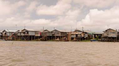 Lake Tonle Sap, Combodia - 28 Eylül 2014: Tonle Sap'daki evler. Tonle Sap Gölü, 1997'den beri Unesco biyosferi olan Güneydoğu Asya'nın en büyük tatlı su gölüdür.
