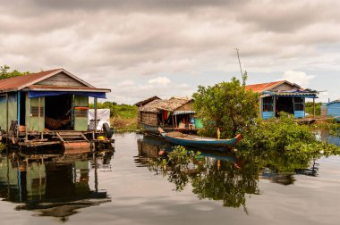 Lake Tonle Sap, Combodia - 28 Eylül 2014: Tonle Sap üzerinde yüzen bir köy Chong Knies Evleri. Tonle Sap Gölü, 1997'den beri Unesco biyosferi olan Güneydoğu Asya'nın en büyük tatlı su gölüdür.