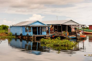 Lake Tonle Sap, Combodia - 28 Eylül 2014: Tonle Sap üzerinde yüzen bir köy Chong Knies Evleri. Tonle Sap Gölü, 1997'den beri Unesco biyosferi olan Güneydoğu Asya'nın en büyük tatlı su gölüdür.