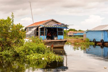 Lake Tonle Sap, Combodia - 28 Eylül 2014: Tonle Sap üzerinde yüzen bir köy Chong Knies Evleri. Tonle Sap Gölü, 1997'den beri Unesco biyosferi olan Güneydoğu Asya'nın en büyük tatlı su gölüdür.