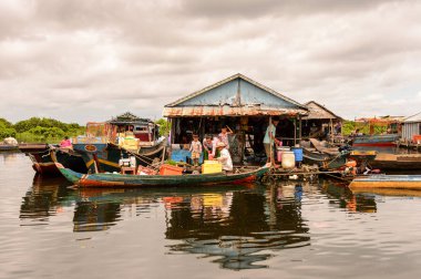 Lake Tonle Sap, Combodia - 28 Eylül 2014: Tonle Sap Gölü üzerinde yüzen bir köy Chong Knies kimliği belirsiz insanlar, Güneydoğu Asya'nın en büyük tatlı su gölü, 1997 yılından bu yana Unesco biyosfer