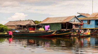 Lake Tonle Sap, Combodia - 28 Eylül 2014: Tonle Sap üzerinde yüzen bir köy Chong Knies Evleri. Tonle Sap Gölü, 1997'den beri Unesco biyosferi olan Güneydoğu Asya'nın en büyük tatlı su gölüdür.