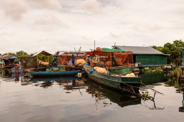 Lake Tonle Sap, Combodia - 28 Eylül 2014: Tonle Sap Gölü üzerinde yüzen bir köy Chong Knies kimliği belirsiz insanlar, Güneydoğu Asya'nın en büyük tatlı su gölü, 1997 yılından bu yana Unesco biyosfer
