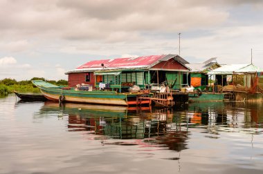 Lake Tonle Sap, Combodia - 28 Eylül 2014: Tonle Sap üzerinde yüzen bir köy Chong Knies Evleri. Tonle Sap Gölü, 1997'den beri Unesco biyosferi olan Güneydoğu Asya'nın en büyük tatlı su gölüdür.