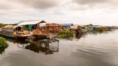 Lake Tonle Sap, Combodia - 28 Eylül 2014: Tonle Sap üzerinde yüzen bir köy Chong Knies Renkli Evler. Tonle Sap Gölü, 1997'den beri Unesco biyosferi olan Güneydoğu Asya'nın en büyük tatlı su gölüdür.