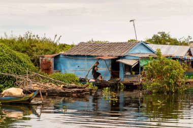 Lake Tonle Sap, Combodia - 28 Eylül 2014: Tonle Sap üzerinde yüzen bir köy Chong Knies Renkli Evler. Tonle Sap Gölü, 1997'den beri Unesco biyosferi olan Güneydoğu Asya'nın en büyük tatlı su gölüdür.