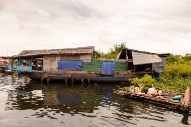 Lake Tonle Sap, Combodia - 28 Eylül 2014: Tonle Sap Gölü'ndeki Chong Knies Köyü, Güneydoğu Asya'nın en büyük tatlı su gölü, 1997'den beri Unesco biyosferi