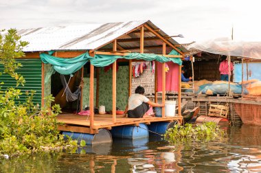 Lake Tonle Sap, Combodia - 28 Eylül 2014: Tonle Sap Gölü'ndeki Chong Knies Köyü, Güneydoğu Asya'nın en büyük tatlı su gölü, 1997'den beri Unesco biyosferi