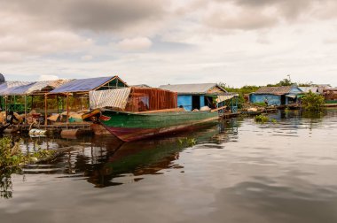 Lake Tonle Sap, Combodia - 28 Eylül 2014: Tonle Sap üzerinde yüzen bir köy Chong Knies Renkli Evler. Tonle Sap Gölü, 1997'den beri Unesco biyosferi olan Güneydoğu Asya'nın en büyük tatlı su gölüdür.