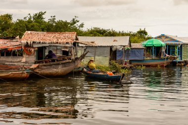 Lake Tonle Sap, Combodia - 28 Eylül 2014: Tonle Sap Gölü'ndeki Chong Knies Köyü, Güneydoğu Asya'nın en büyük tatlı su gölü, 1997'den beri Unesco biyosferi