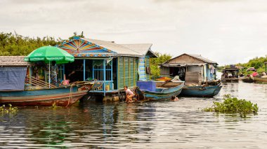 Lake Tonle Sap, Combodia - 28 Eylül 2014: Tonle Sap Gölü'ndeki Chong Knies Köyü, Güneydoğu Asya'nın en büyük tatlı su gölü, 1997'den beri Unesco biyosferi