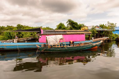 Lake Tonle Sap, Combodia - 28 Eylül 2014: Tonle Sap Gölü'ndeki Chong Knies Köyü, Güneydoğu Asya'nın en büyük tatlı su gölü, 1997'den beri Unesco biyosferi