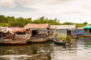 Lake Tonle Sap, Combodia - 28 Eylül 2014: Tonle Sap Gölü'ndeki Chong Knies Köyü, Güneydoğu Asya'nın en büyük tatlı su gölü, 1997'den beri Unesco biyosferi
