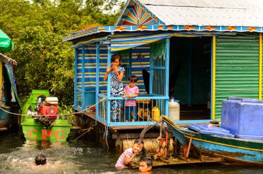Lake Tonle Sap, Combodia - 28 Eylül 2014: Tonle Sap Gölü'ndeki Chong Knies Köyü, Güneydoğu Asya'nın en büyük tatlı su gölü, 1997'den beri Unesco biyosferi