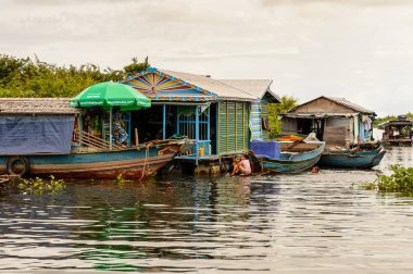 Lake Tonle Sap, Combodia - 28 Eylül 2014: Tonle Sap Gölü'ndeki Chong Knies Köyü, Güneydoğu Asya'nın en büyük tatlı su gölü, 1997'den beri Unesco biyosferi