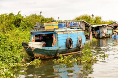 Lake Tonle Sap, Combodia - 28 Eylül 2014: Güneydoğu Asya'nın en büyük tatlı su gölü olan Tonle Sap Gölü'ndeki Chong Knies Köyü'nde gerçek hayat, 1997'den beri Unesco biyosferi