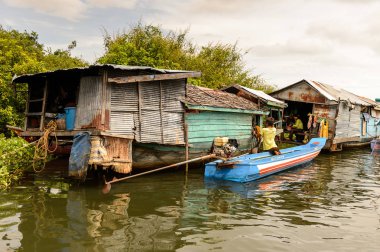 Lake Tonle Sap, Combodia - 28 Eylül 2014: Güneydoğu Asya'nın en büyük tatlı su gölü olan Tonle Sap Gölü'ndeki Chong Knies Köyü'nde gerçek hayat, 1997'den beri Unesco biyosferi