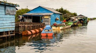 Lake Tonle Sap, Combodia - 28 Eylül 2014: Güneydoğu Asya'nın en büyük tatlı su gölü olan Tonle Sap Gölü'ndeki Chong Knies Köyü'nde gerçek hayat, 1997'den beri Unesco biyosferi