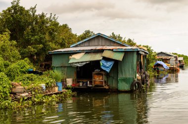 Lake Tonle Sap, Combodia - 28 Eylül 2014: Güneydoğu Asya'nın en büyük tatlı su gölü olan Tonle Sap Gölü'ndeki Chong Knies Köyü'nde gerçek hayat, 1997'den beri Unesco biyosferi
