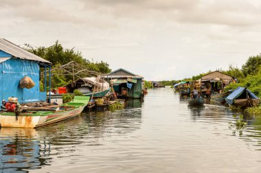 Lake Tonle Sap, Combodia - 28 Eylül 2014: Güneydoğu Asya'nın en büyük tatlı su gölü olan Tonle Sap Gölü'ndeki Chong Knies Köyü'nde gerçek hayat, 1997'den beri Unesco biyosferi