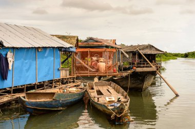 Lake Tonle Sap, Combodia - 28 Eylül 2014: Güneydoğu Asya'nın en büyük tatlı su gölü olan Tonle Sap Gölü'ndeki Chong Knies Köyü'nde gerçek hayat, 1997'den beri Unesco biyosferi