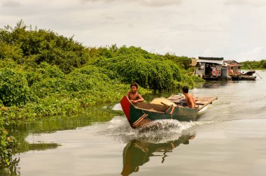 Lake Tonle Sap, Combodia - 28 Eylül 2014: Güneydoğu Asya'nın en büyük tatlı su gölü olan Tonle Sap Gölü'ndeki Chong Knies Köyü'nde gerçek hayat, 1997'den beri Unesco biyosferi